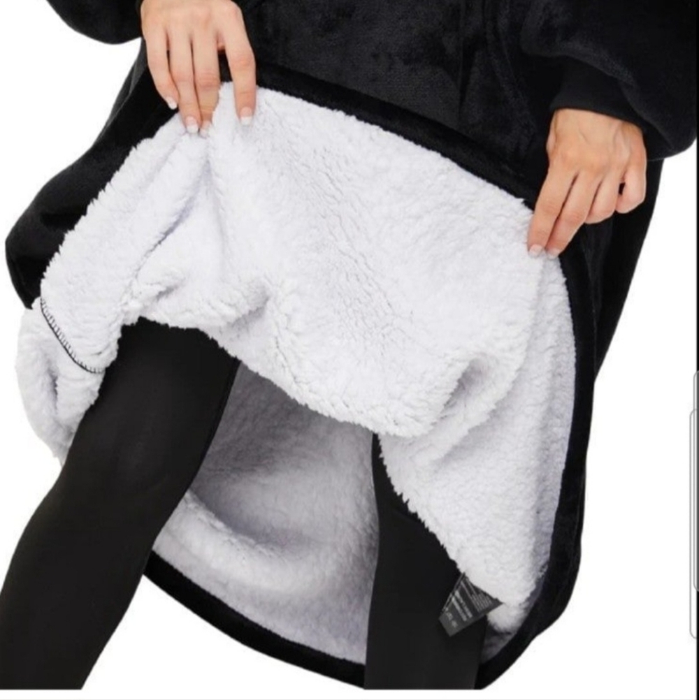 Wearable blanket hoodie ONE size fits all. Black NEW Three poodle - Picture 2 of 4